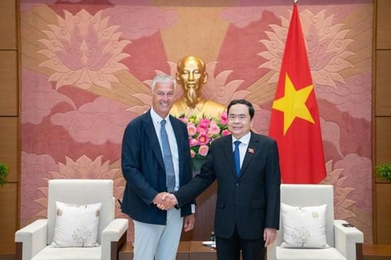 Le vice-président permanent de l’Assemblée nationale du Vietnam, Trân Thanh Mân (à droite) et le premier vice-président du Sénat belge, Andries Gryffroy, à Hanoi, le 16 novembre. Photo : VNA.