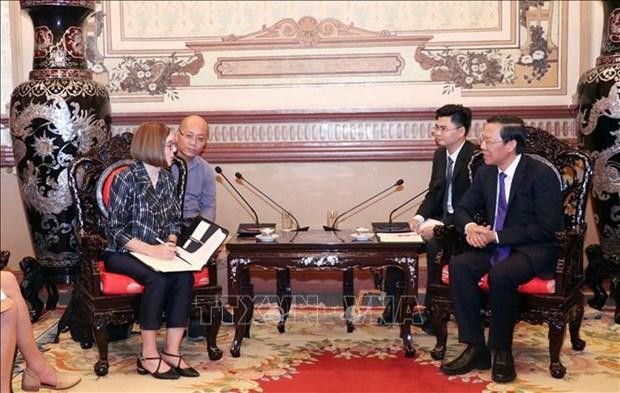 Le président du Comité populaire de Hô Chi Minh-Ville, Phan Van Mai (à droite) et la gouverneure de l’Oregon, Kate Brown. Photo : VNA.