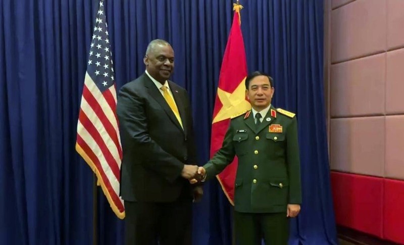Le ministre vietnamien de la Défense, Phan Van Giang (à droite) et le secrétaire américain à la Défense, Lloyd J. Austin. Photo : NDEL.