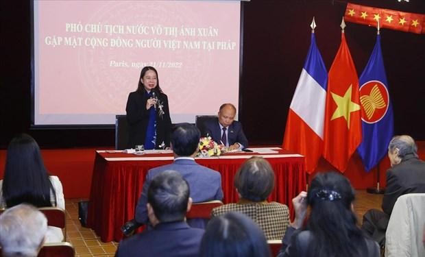 La Vice-Présidente Vo Thi Anh Xuân rencnontre la communauté vietnamienne et des responsables de l'agence de représentation vietnamienne en France. Photo : VNA