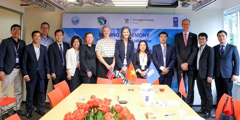 Cérémonie de signature de la coopération entre le PNUD et la Norvège pour soutenir le Vietnam dans la planification spatiale marine. Photo : CPV.