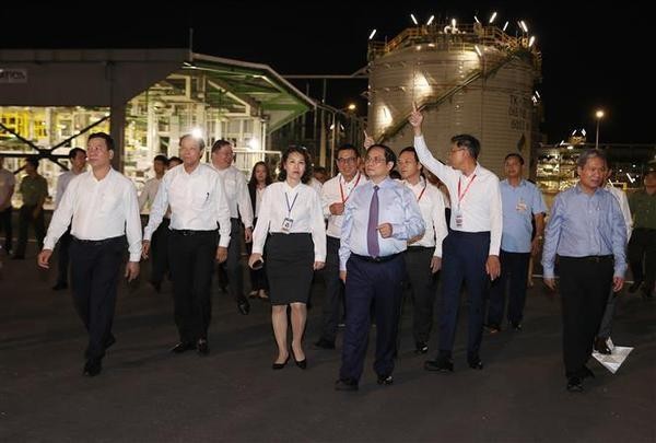 Le Premier ministre Pham Minh Chinh inspecte le cluster portuaire, les réservoirs spécialisés et l'usine utilitaire - projet de composantes du Complexe pétrochimique du Sud. Photo : VNA.