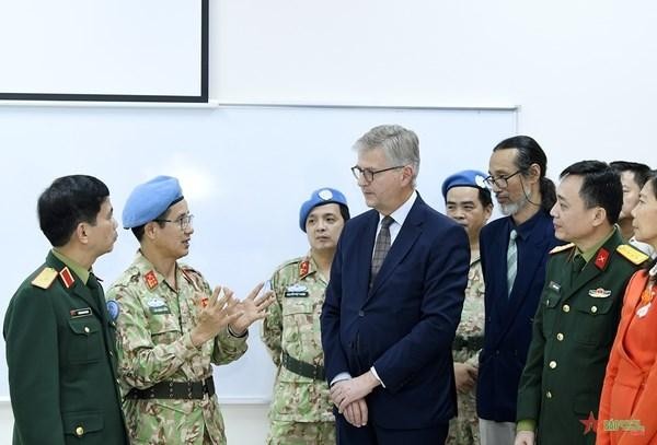 Le secrétaire général adjoint de l'ONU Jean-Pierre Lacroix a visité le 26 novembre le siège du Département de Maintien de la paix du Vietnam. Photo : VNA.
