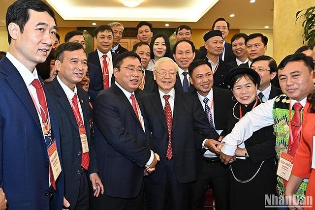 Le Secrétaire général du Parti communiste vietnamien Nguyên Phu Trong (au milieu) et des présidents du Front de la patrie des localités. Photo : NDEL.