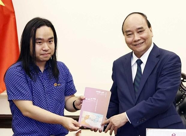 Le Président Nguyên Xuân Phuc (à droite) et le jeune talent littéraire Nguyên Binh. Photo : VNA.