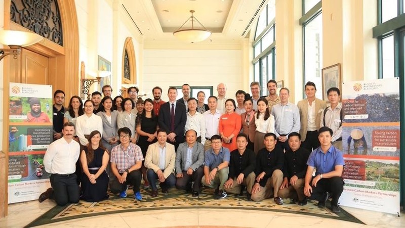 Le chargé d'affaires par intérim de l'ambassade d'Australie au Vietnam, Mark Tattersall, et des représentats des six projets de partenariat. Photo : qdnd.vn.