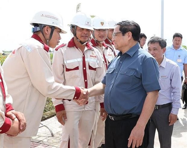 Le Premier ministre Pham Minh Chinh salue des cadres d'un projet éolien dans la province de Bac Liêu. Photo : VNA.