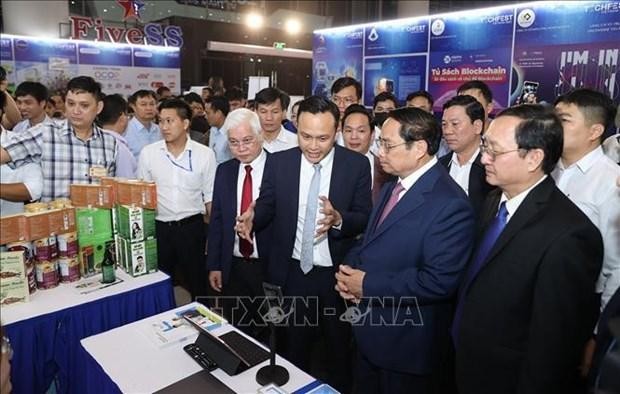 Le Premier ministre Pham Minh Chinh visite l'exposition présentant de produits et services de start-ups innovantes. Photo : VNA.