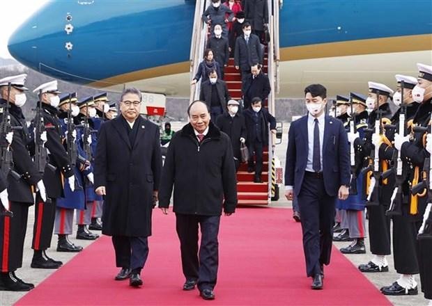 Le Président Nguyên Xuân Phuc et une délégation vietnamienne de haut rang sont arrivés à Séoul dimanche après-midi. Photo : VNA.