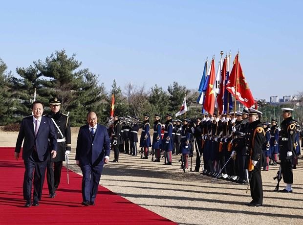 Le Président Nguyên Xuân Phuc (à droite) et son homologue sud-coréen Yoon Suk-yeol lors de la cérémonie d'accueil officielle. Photo : VNA.