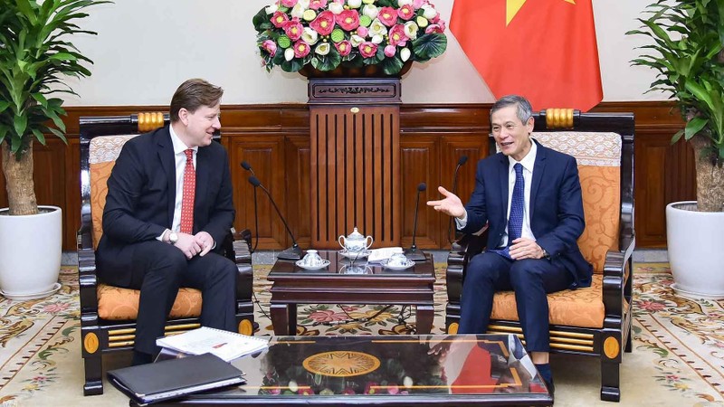 L’assistant du ministre vietnamien des AE, Nguyên Minh Vu (à droite) et le directeur général du Département politique bilatéral du ministère slovaque des AE, Michal Pavuk. Photo : baoquocte.vn