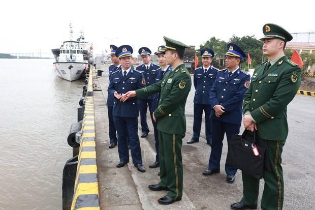Une délégation des Garde-côtes chinois rend visite au Commandement de la région 1 des Garde-côtes vietnamiens. Photo : baotintuc.vn