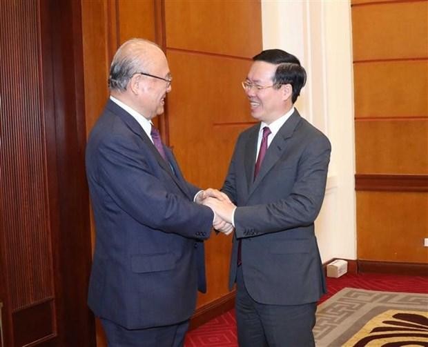 Vo Van Thuong (à droite), Permanent du Secrétariat du Parti communiste du Vietnam, reçoit Tsutomu Takebe, conseiller spécial de l’Alliance des députés d’amitié Japon - Vietnam. Photo : VNA.