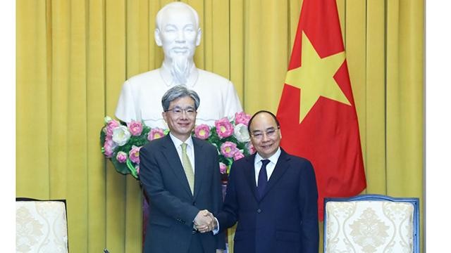 Le Président Nguyên Xuân Phuc (à droite) serrant la main du ministre de l’Administration judiciaire nationale, Cour suprême de la République de Corée, Kim Sang-Hwan. Photo : VNA.