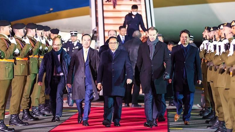 Le Premier ministre vietnamien, Pham Minh Chinh, à la tête d’une haute délégation du Vietnam est arrivé à 07h00 du 9 décembre (heure locale) à l'aéroport international du Findel, au Luxembourg. Photo : VGP.