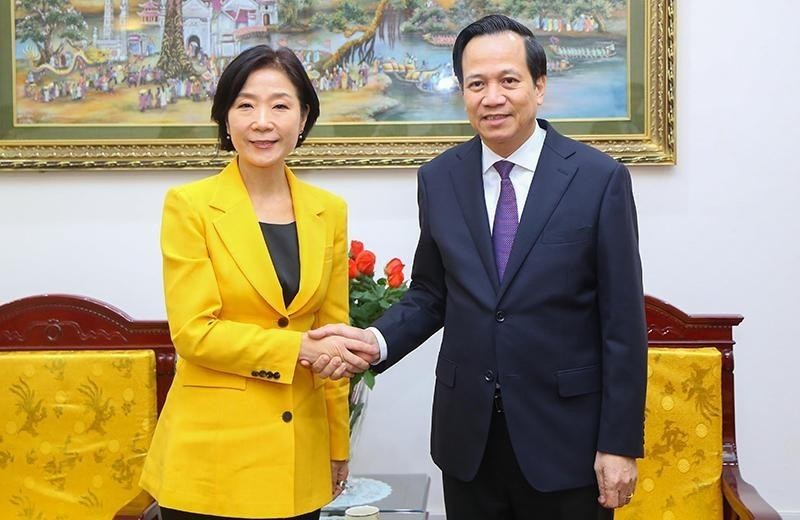 Dào Ngoc Dung, ministre du Travail, des Invalides de guerre et des Affaires étrangères (à droite) et l’ambassadrice sud-coréenne au Vietnam, Oh Young Ju. Photo : thoidai.com.vn.