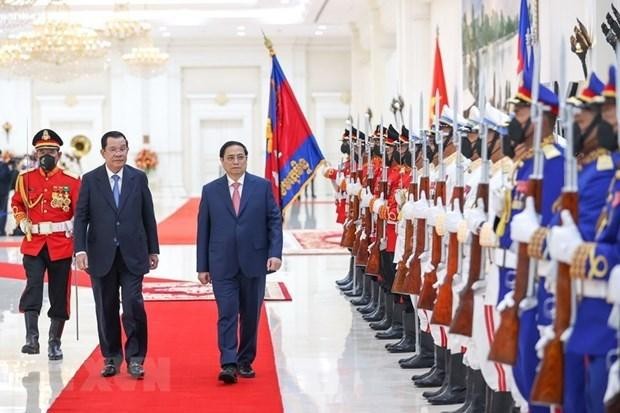 Le Premier ministre cambodgien Samdech Techo Hun Sen (à gauche) présidant une cérémonie officielle d'accueil en l’honneur de son homologue vietnamien Pham Minh Chinh à Phnom Penh. Photo : VNA.