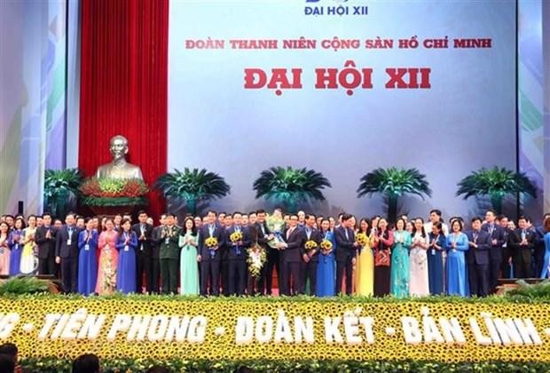 Le Vice-Premier ministre Vu Duc Dam présente des fleurs pour féliciter le 12e Congrès national de l’Union de la jeunesse communiste Hô Chi Minh (UJCH) pour le mandat 2022-2027. Photo : VNA