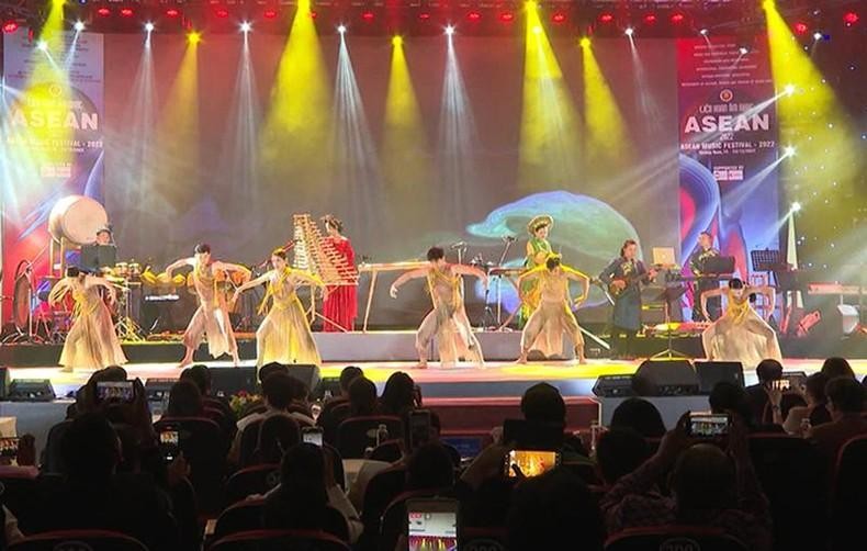 Un spectacle lors du Festival de musique de l'ASEAN 2022 à Quang Nam. Photo : NDEL.