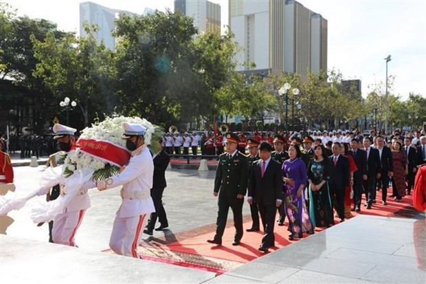 La délégation de l’ambassade du Vietnam au Cambodge rend hommage aux martyrs au Monument de l’amitié Vietnam - Cambodge à Phnom Penh. Photo : VNA.