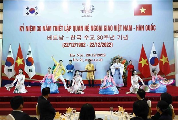 Un spectacle pour célébrer le 30e anniversaire de l’établissement des relations diplomatiques entre le Vietnam et la République de Corée (22 décembre 1992).Photo : VNA