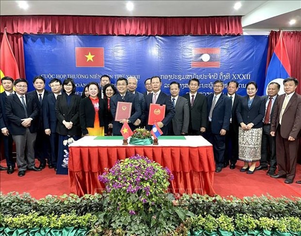 Signature de la coopération entre les délégations frontalières vietnamiennes et lao. Photo: VNA