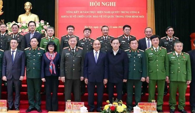 Le Président Nguyên Xuân Phuc (premier rang, 5e à partir de la droite) et des délégués lors de la conférence. Photo : VNA.