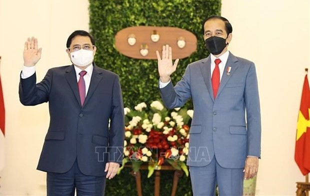 Le Premier ministre Pham Minh Chinh (à gauche) et le Président indonésien Joko Widodo. Photo : VNA.