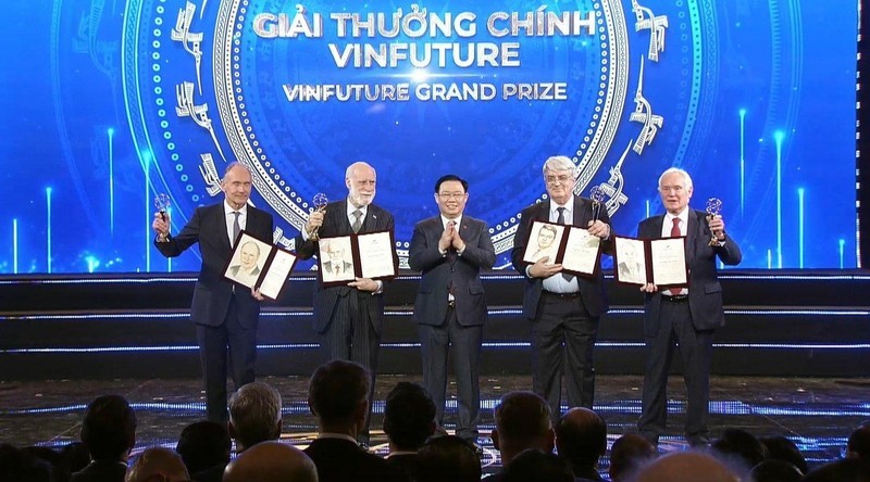 Le président de l’Assemblée nationale Vuong Dinh Huê (centre) remet des Prix scientifico-technologiques VinFuture aux lauréats de la deuxième édition. Photo : NDEL