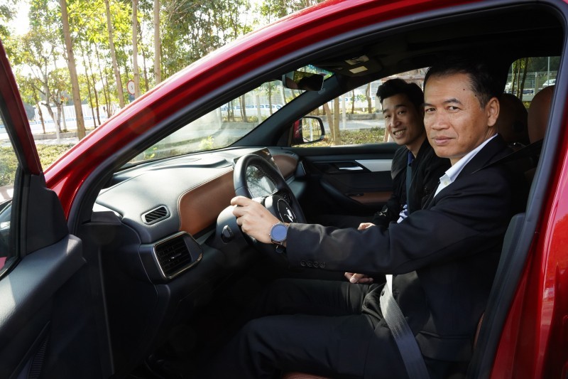 Le ministre de l'Industrie et du Commerce du Laos teste la voiture VinFast. Photo : congthuong.vn