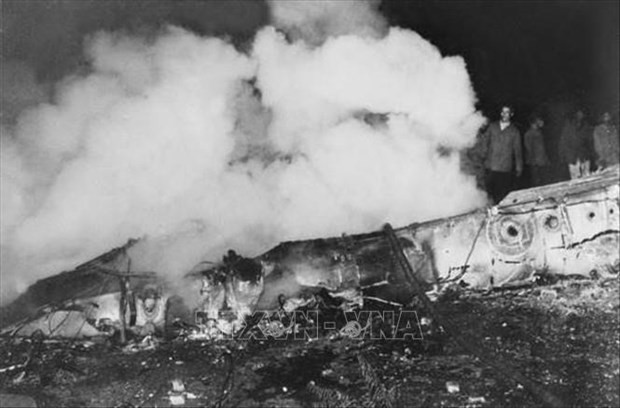 L'épave d'un bombardier américain B-52 tiré par les soldats vietnamiens dans la nuit du 26 décembre 1972. Photo : VNA.