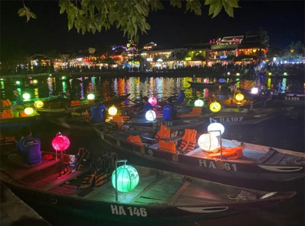 Sur la rivière, des bateaux transportent des touristes pour admirer la rivière la nuit et lâcher des lanternes. Photo: SCMP