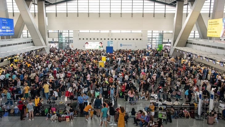 Des dizaines de milliers de voyageurs bloqués dans les aéroports après une panne de courant le jour du Nouvel An. Photo : CNN.