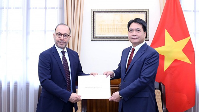 L’ambassadeur du Qatar au Vietnam, Khalid AIi Abdullah Abel (à gauche). Photo : baoquocte.vn.