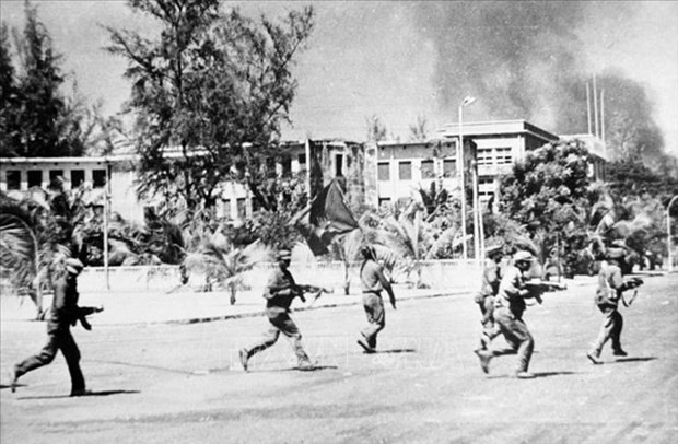 Des soldats cambodgiens et vietnamiens sur le champ de bataille à Phnom Penh, le 7 janvier 1979. Photo : VNA.