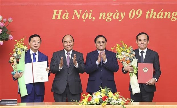 Le Président Nguyên Xuân Phuc et le Premier ministre Pham Minh Chinh lors de la cérémonie de remise des décisions de nomination aux Vice-Premiers ministres Trân Hông Hà (1er, à gauche) et Trân Luu Quang (1er, à droite), à Hanoi, le 9 janvier. Photo : VNA.
