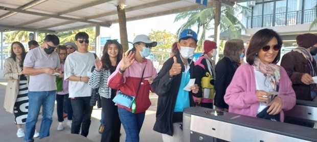  Les touristes visitent la Baie de Halong. Photo : VOV. 