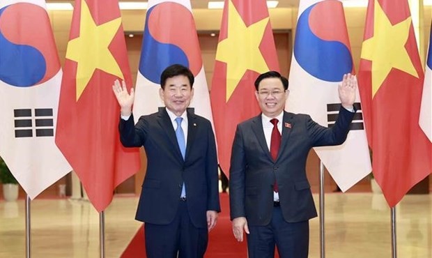 Le Président de l'Assemblée nationale vietnamien Vuong Dinh Huê (à droite) et son homologue sud-coréen Kim Jin Pyo. Photo : VNA