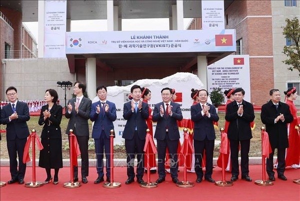 Le Président de l'Assemblée nationale du Vietnam Vuong Dinh Huê et son homologue sud-coréen Kim Jin Pyo ont coupé le ruban pour inaugurer l’Institut des sciences et des technologies Vietnam-République de Corée. Photo : VNA
