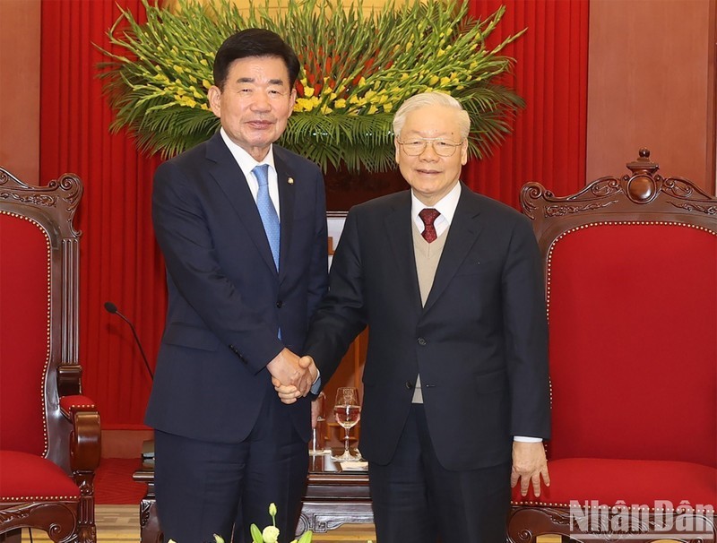 Le Secrétaire général du Parti communiste du Vietnam, Nguyên Phu Trong (à droite), et le Président de l'Assemblée nationale sud-coréenne, Kim Jin Pyo, en visite officielle au Vietnam. Photo : VNA.