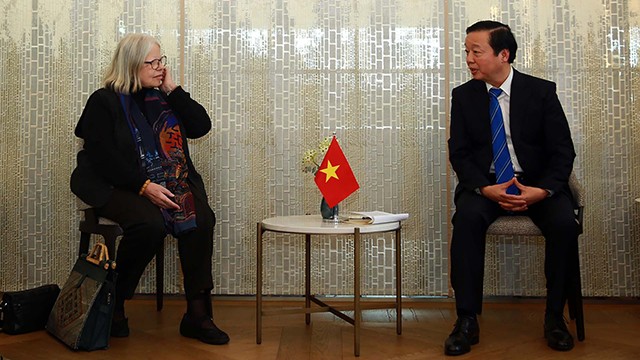 Le Vice-Premier ministre Trân Hông Hà (à droite) et la présidente de l’Association d’amitié Suisse - Vietnam, Anjuska Weil. Photo : baoquocte.vn