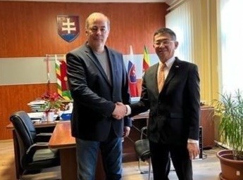 L'ambassadeur du Vietnam en Slovaquie, Nguyên Tuân (à droite) le gouverneur de la ville, Pavol Dobossy. Photo : VNA.