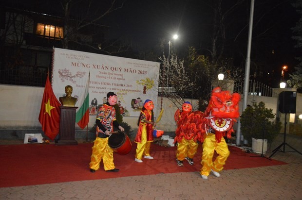 Danse de lion lors d'une cérémonie à l'ambassade du Vietnam en Bulgarie. Photo : thanhnien.vn
