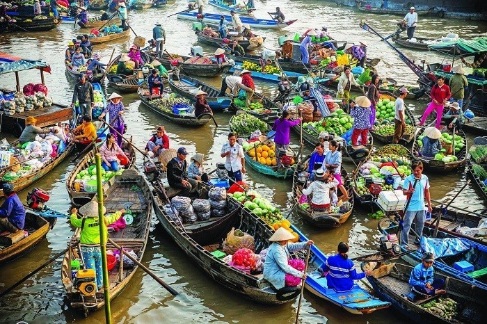 Le marché flottant est une destination de choix pour les touristes. Photo : VNA.