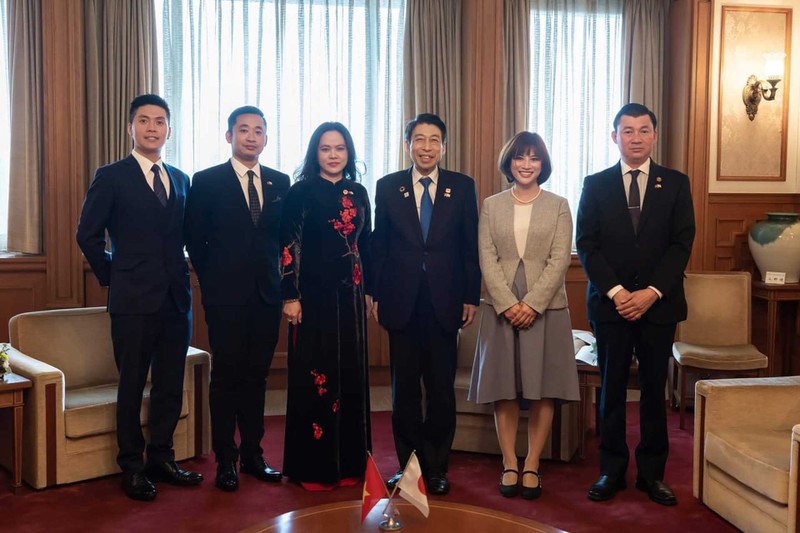 La consule générale du Vietnam à Fukuoka, Vu Chi Mai (3e à partir de la gauche) et le gouverneur de Fukuoka, Hattori Seitaro (3e à partir de la droite) lors de leur rencontre. Photo : baoquocte. vn