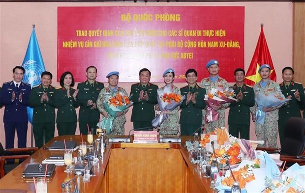 Le général de corps d'armée Hoàng Xuân Chiên, vice-ministre de la Défense, félicite quatre officiers de retour de la Mission des Nations Unies en République centrafricaine. Photo : VNA.