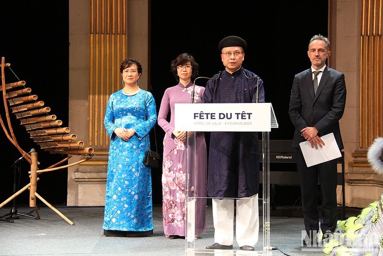 L’ambassadeur vietnamien en France, Dinh Toan Thang (au micro) prend la parole lors de cérémonie. Photo : NDEL.