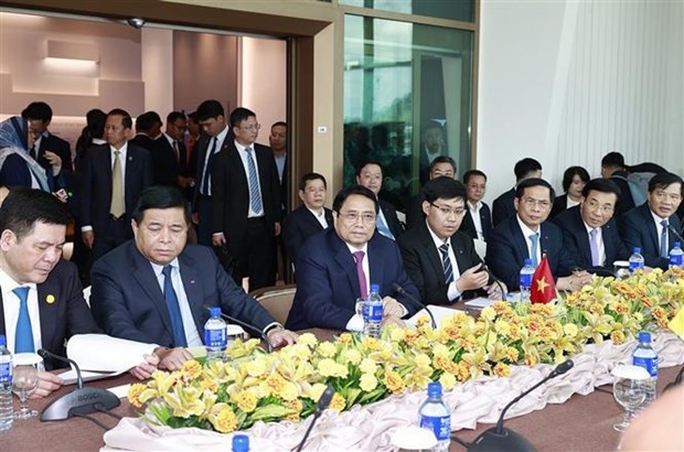 Le Premier ministre Pham Minh Chinh à une table ronde avec les entreprises énergétiques et pétrolières et gazières du Brunei, à Bandar Seri Begawan, le 11 février. Photo : VNA