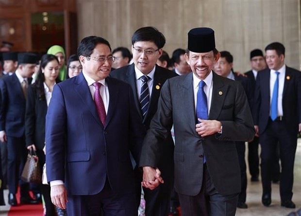 Le Premier ministre vietnamien, Pham Minh Chinh (à gauche), et le sultan du Brunei, Hassanal Bolkia, après leur entretien. Photo : VNA.