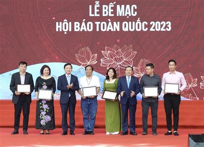 Le Vice-Premier ministre vietnamien, Trân Hông Hà, a décerné les prix A aux représentants d’agences de presse. Photo : VNA.